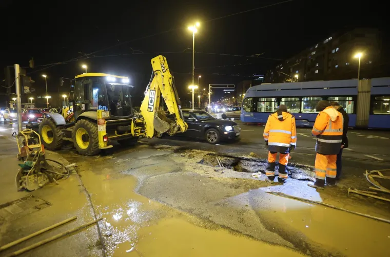 Pukla cijev na križanju Savske i Vukovarske