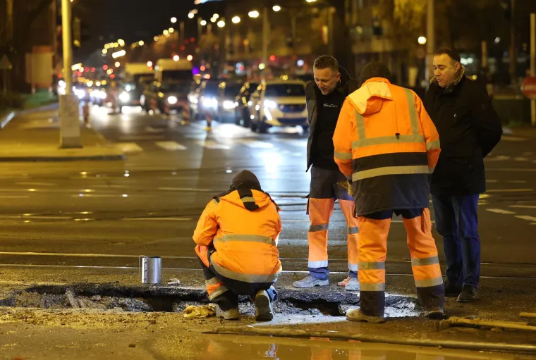 Pukla cijev na križanju Savske i Vukovarske