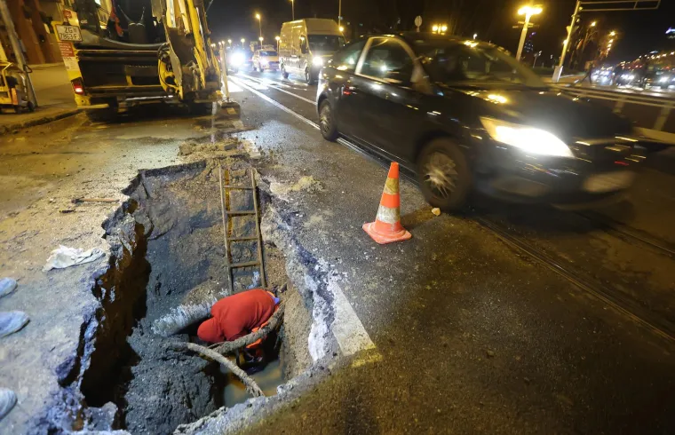 Pukla cijev na križanju Savske i Vukovarske