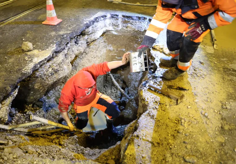 Pukla cijev na križanju Savske i Vukovarske