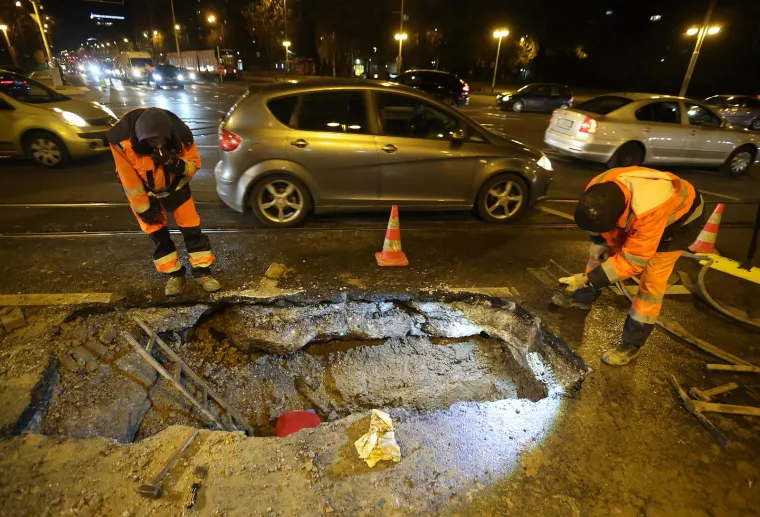 Pukla cijev na križanju Savske i Vukovarske