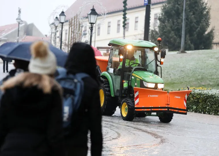 Dugo i&scaron;čekivani snijeg zabijelio je dijelove Hrvatske