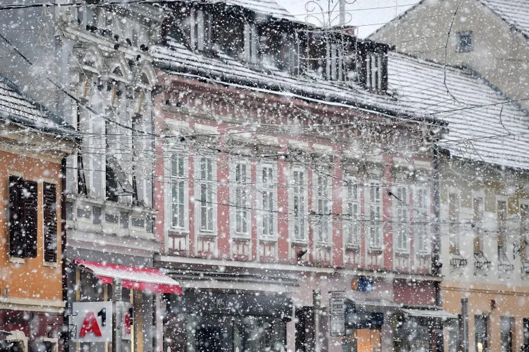 Dugo i&scaron;čekivani snijeg zabijelio je dijelove Hrvatske