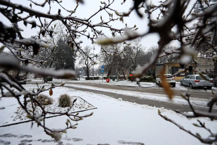 Dugo i&scaron;čekivani snijeg zabijelio je dijelove Hrvatske