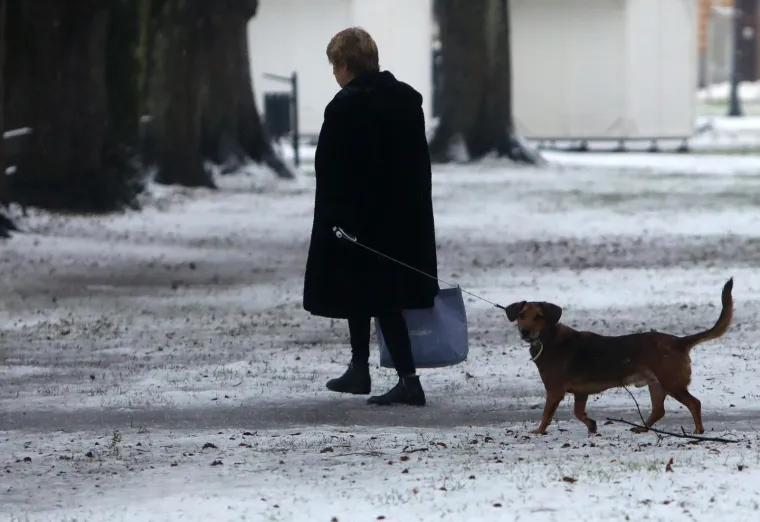 Prvi snijeg ove zime zabijelio je Karlovac.