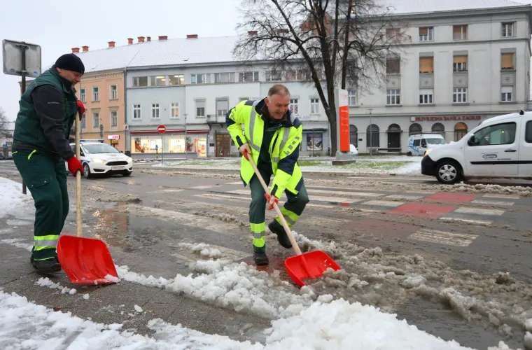 Dugo i&scaron;čekivani snijeg zabijelio je dijelove Hrvatske