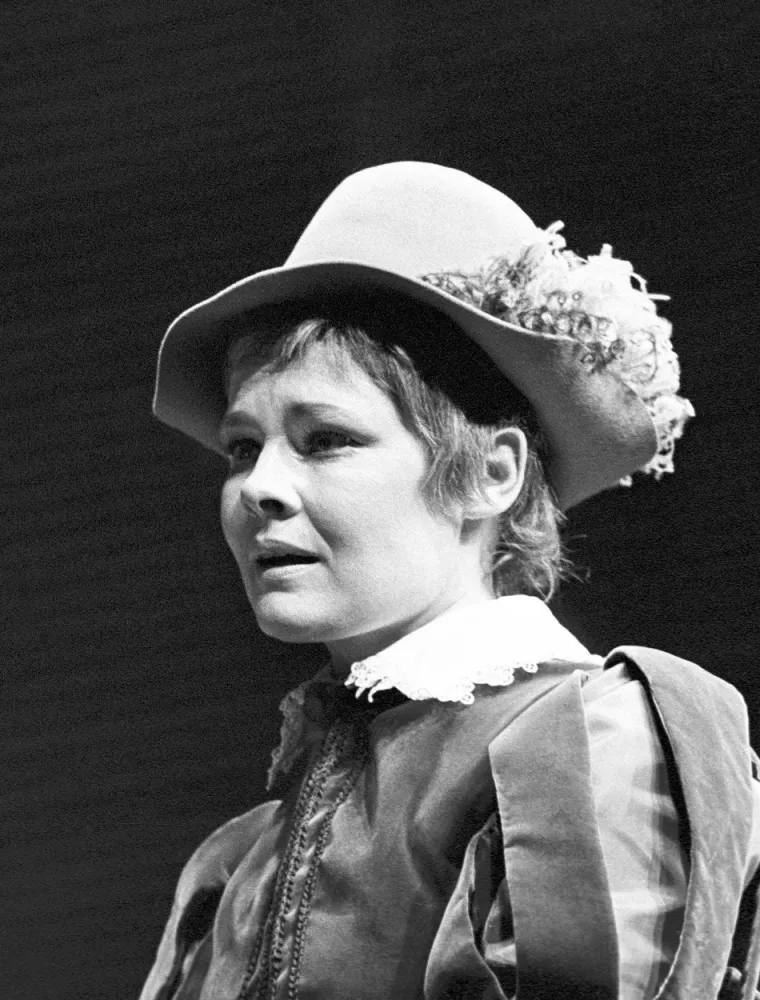 Pedesetih godina glumila je u Shekespearovim dramama &quot;Hamlet&quot;, &quot;Romeo i Julija&quot; i &quot;Macbeth&quot;.