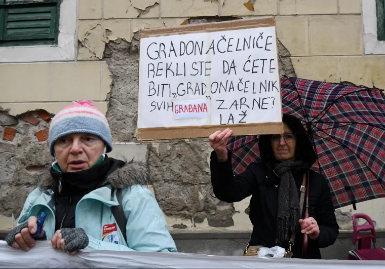 Istaknuli su velike transparente na kojima je pisalo &quot;Spavaš li mirno Tomica&quot; i &quot;Odlučili smo poštovati stečena prava&quot;, a među transparentima bio je i onaj s natpisom &quot;Gradonačelniče rekli ste da ćete biti &apos;gradonačelnik svih građana&apos; zar ne? Laž&quot;. 