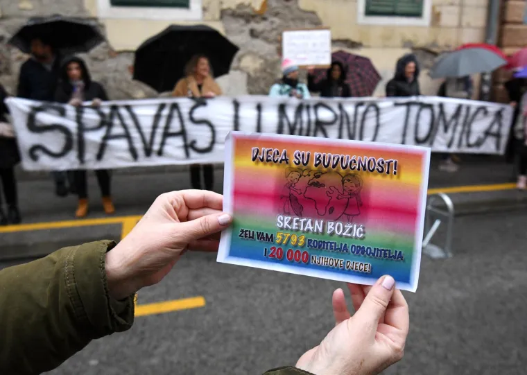 Gradskim zastupnicima dijelili su letke na kojima je pisalo &quot;Djeca su budućnost! Sretan Božić želi vam 5793 roditelja odgojitelja i 20.000 njihove djece!&quot;. 