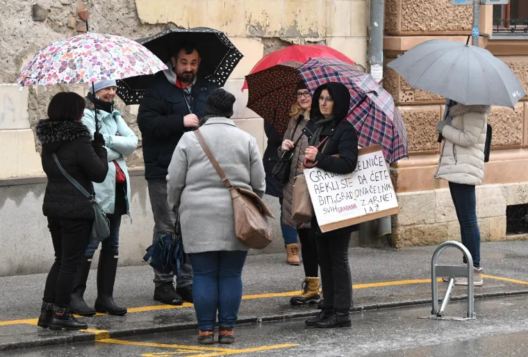 Rekla je kako su očekivali da ta odluka uopće ne bude na sjednici Gradske skupštine, ali su vidjeli da &quot;oni baš nemaju razumijevanja za djecu i za majke&quot; i da će vjerojatno biti po njihovom. Poručila je da neće odustati i da će biti još prosvjeda.
