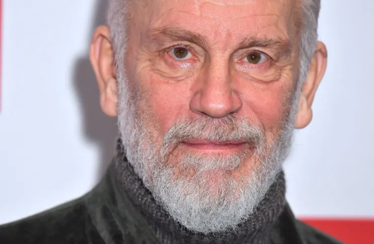 Upravo je obitelj Malkovich bila poznata kao jedan od osnivača pokreta za očuvanje okoliša u Illinoisu. Zanimljivo, prije nego što je započeo svoju glumačku karijeru, na kratko je odlučio studirati ekologiju na Estern Illonis Sveučilištu.