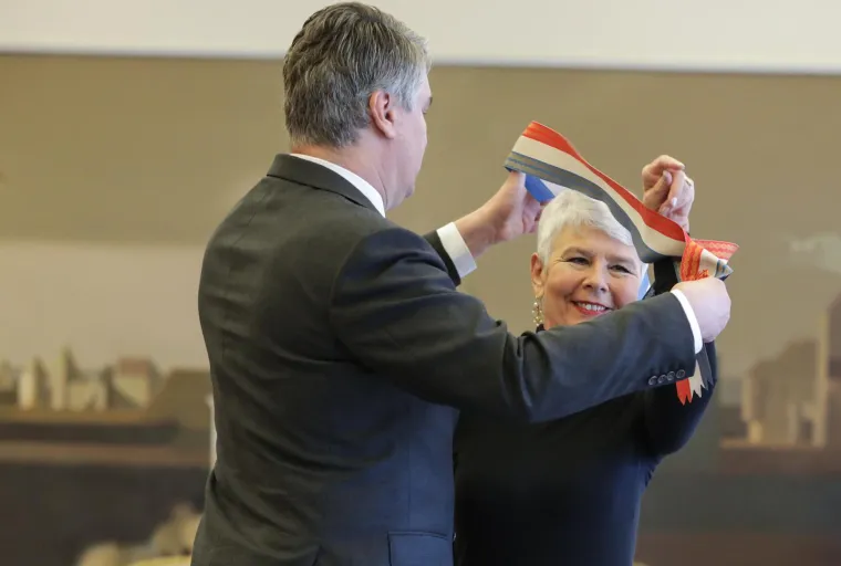 U razgovoru za N1 televiziju, Kosor se danas također prisjetila svog odnosa s Milanovićem. "Zoran Milanović je bio &scaron;ef opozicije u vrijeme kad sam bila predsjednica Vlade i stranke i to je zaista bila žestoka opozicija. Mi smo zaista imali puno okr&scaron;aja, međutim, morali smo u jednom trenutku sjesti za stol zbog promjene Ustava koju je tražila Europska komisija.

"Nisam to mogla bez njega, uspjeli smo se dogovoriti manje-vi&scaron;e oko svega i na kraju smo, kao ljudi koji su se žestoko fajtali u toj političkoj borbi, dogovorili da održimo zajedničku presicu i objavimo da smo se dogovorili."