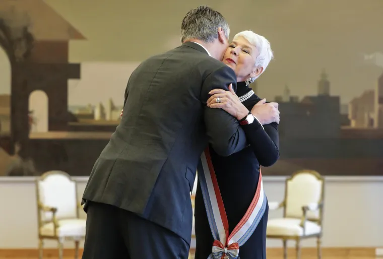 "Nisam mogla zasmisliti da će on jednog dana biti predsjednik RH, ali nakon &scaron;to je on postao premijer, a ja sam potpisivala pristupni ugovor, on je u jednom trenutku bio u Saboru na raspravi o proračunu, a ja sam bila oporbena zastupnica fri&scaron;ko izbačena iz stranke. On je ustao i rekao da jedina u dvorani razumijem o čemu se radi, da mu je žao &scaron;to me povremeno previ&scaron;e napadao i da sam bila dobra premijerka. Ja sam to doživjela kao neku vrstu isprike", rekla je Kosor za N1.