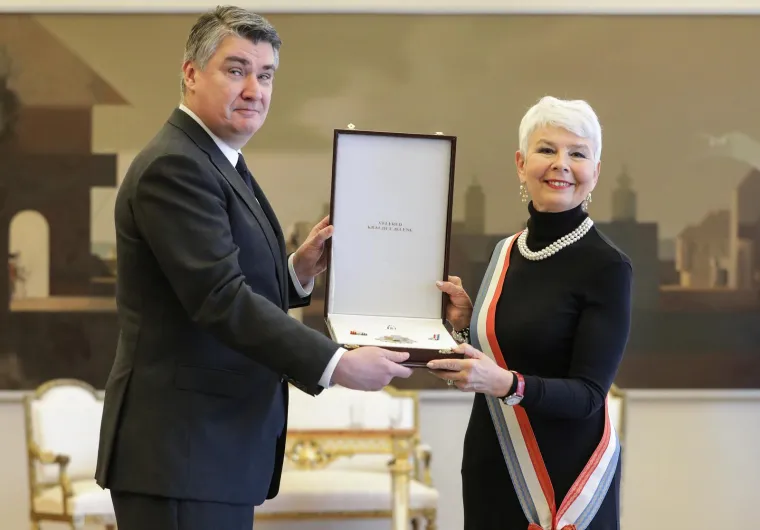 Kosor je rekla za N1 da su na dodjeli odlikovanja bili i neki članovi odbora koji su HDZ-ovci te da su joj čestitali. "Prije svega bio je tamo Davor Stier. Istaknula sam njegovu ulogu, da je bio moj suradnik, da je bio koristan suradnik u vrijeme deblokade pregovora za ulazak u EU. Bili su tamo, to je lijepo. Treba podsjetiti da je RH imala najteže i najduže pregovore."