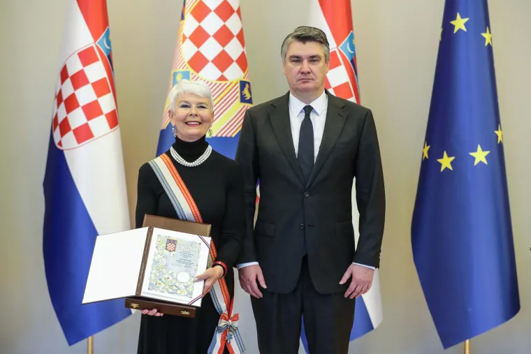 Prisjetila se i da je Stier jedini bio protiv njenog isključivanja iz stranke. "Politička pristojnost zahtijevala bi da se oni koji su ne&scaron;to radili prije ne zaborave, osobito ako su imali nekih rezultata", kaže Kosor dodajući da bi zbog toga pomislila kako bi bilo dobro da su je ponekad pozivali, i druge biv&scaron;e predsjednike, da nazoči nekim proslavama, poput one spajanja Pelje&scaron;kog mosta. 