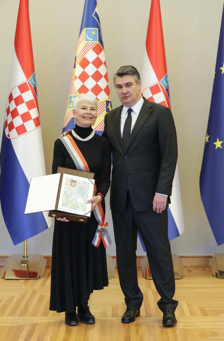 Na pitanje je li Hrvatska imala potporu velikih sila, Kosor je za N1 rekla da je veliku potporu SAD-a imala i ona i Hrvatska. "&Scaron;to se tiče zemalja članica EU-a, gospođa Merkel je uvijek bila dosljedna i to po&scaron;tujem. Rekla da ćemo ući ako ispunimo kriterije jer oni očekuju spremnu državu članicu", prisjetila se Kosor. 