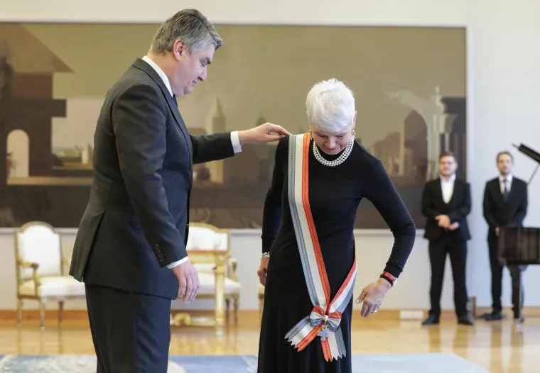 Na samoj dodjeli odlikovanja, predsjednik Zoran Milanović je rekao: "Po&scaron;tovana gospođo Kosor, draga Jadranka, cijenjeni članovi obitelji i prijatelji. Danas, 10 godina nakon potpisivanja pristupnog ugovora Hrvatske Europskoj uniji - ugovora koji je potpisala gospođa Kosor nakon pregovora koji su godinu dana zapali u jednu nepredvidivu fazu koju ste doveli do kraja uz dosta napora, vje&scaron;tine i diplomacije - moja odluka je da vas odlikujemo Veleredom kraljice Jelene", prenijeli su Milanovićevu poruku iz Ureda predsjednika.