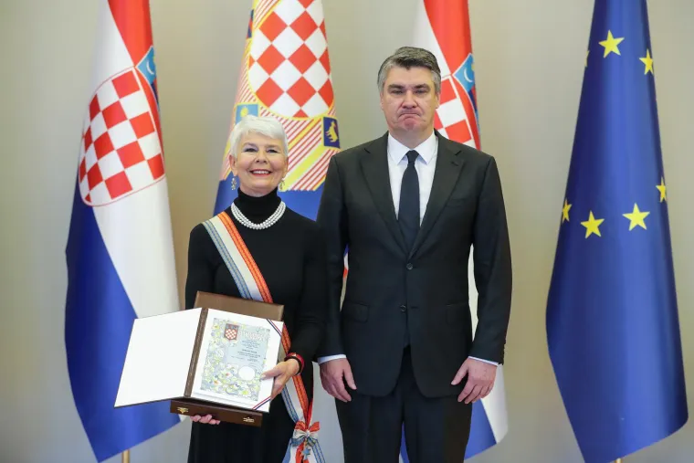 To nije jedini razlog za odličje, rekao je Milanović i kao drugi naveo taj &scaron;to se Kosor u tom kratkom razdoblju, dvije i pol godine - kratkom, ali i dugom s obzirom na povijesni moment - dok je bila na čelu Vlade u te&scaron;kim okolnostima, u vrijeme ozbiljnih poremećaja u funkcioniranju državnih institucija, ogromnih korupcijskih skandala koji lome najveće i najjače, nije dala slomiti.