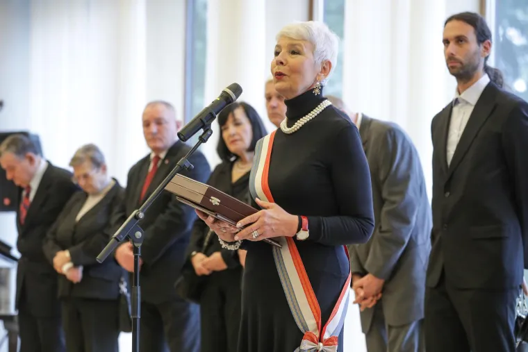 "Igrali ste po&scaron;teno, pod strahovitim stresom i pritiskom kao čelnica vladajuće stranke i taj posao ste nepristrano odradili do kraja, koliko ste mogli", poručio predsjednik Milanović obja&scaron;njavajući razloge zbog kojih je odlikovao Jadranku Kosor.

Napomeno je kako su je iz stranke koju je vodila (HDZ) izbacili ljudi koje je politički stvorila i koji joj se danas vi&scaron;e ne javljaju, &scaron;to smatra ljudskim pitanjem.