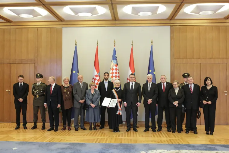 S obzirom na to da je ovo priznanje za njen politički rad, mladim političarima je poručila kako ćemo svi jednom otići, ali je u politici važno da se, na kraju dana, ničega ne stidi&scaron;, a da postoji pone&scaron;to na &scaron;to si ponosan.

"Ja sam na taj zavr&scaron;etak pregovora i na taj potpis ponosna, kao &scaron;to sam ponosna i na ovo odlikovanje. Za sve u životu, pa i u politici, važni su hrabri ljudi", naglasila je između ostaloga Jadranka Kosor.