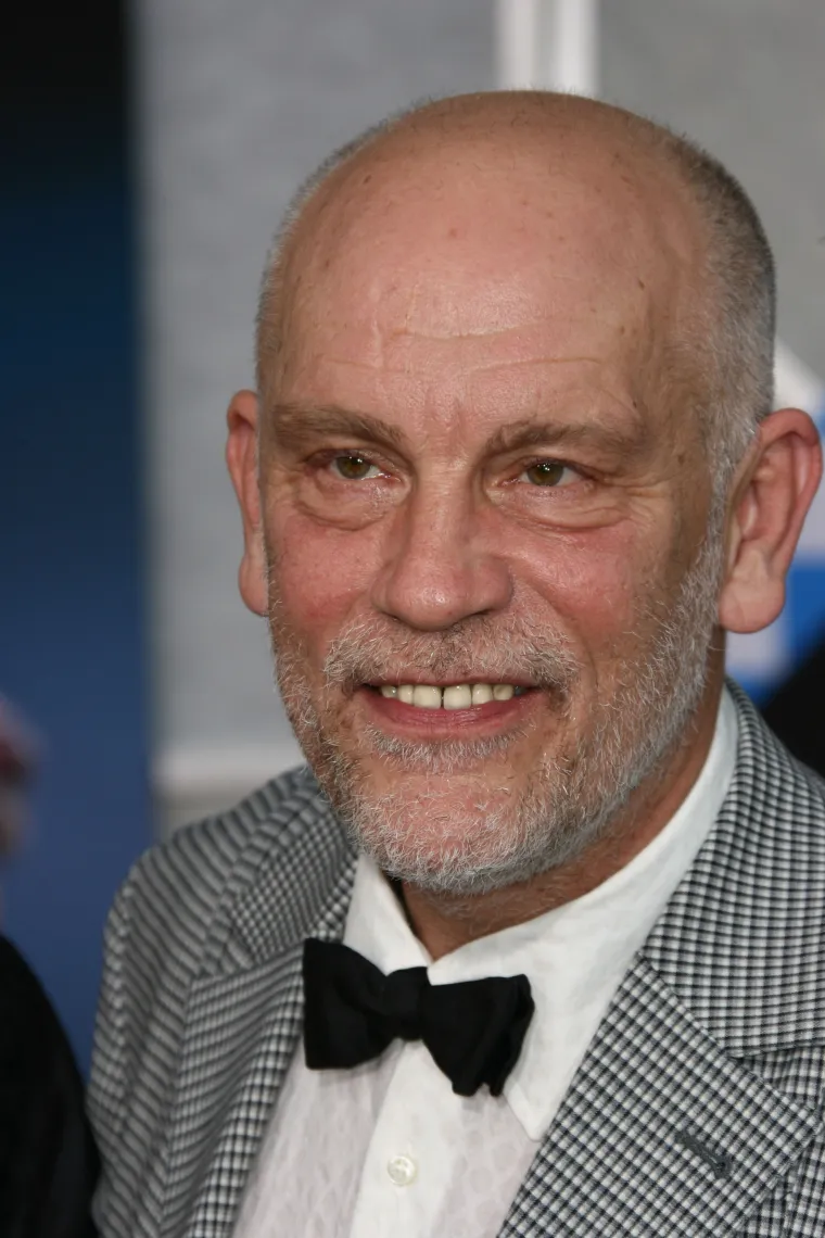 John Malkovich najpoznatiji je hollywoodski Hrvat. U Hrvatsku je dolazio u nekoliko navrata još u vrijeme rata. Sjajnu je karijeru započeo 80-ih u &quot;Poljima smrti&quot;, &quot;Carstvu sunca&quot; i &quot;Opasnim vezama&quot; te postao jedan od najcjenjenijih hollywoodskih glumaca. &quot;Napola sam Hrvat. Točka. Dijelom sam Škot, dijelom Francuz. To nije nešto čime bi se ponosio, niti sramio, mislim. To je činjenica&quot;, priznao je Malkovich za Dnevnik Nove TV. Trenutno boravi u Zagrebu gdje nastupa sa svojim poznatim glazbeno-scenskim performansom &quot;The Music Critic&quot; koji izvodi u Dvorani Vatroslava Lisinskog.

