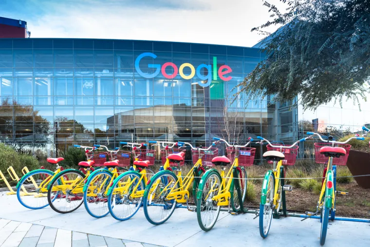 U romanu se pojavljuje i program Earth, za koji John Hanke., bivši ravnatelj googleovog odjela Geo navodi da je bio glavna inspiracija za Earth Viewer, koji je kasnije postao Google Earth. I Sergey Brin, suosnivač Googla je fan Potpunog raspada.   Svojedobno je voditelj podcasta David Barr Kirtle  počeo raditi popis inovatora i poduzetnika Silicijske doline koji su taj roman naveli kao inspiraciju za svoja dostignuća i brzo odustao  „Načelno svi su rekli da je Potpuni utjecao na njih“. 