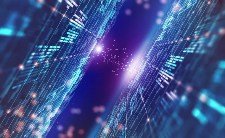 Iako danas „proširena stvarnost“ i „cyberspace“  zvuče kao moderna dostignuća koja jamče svijetlu budućnost, u svojoj osnovi  su mračni temelji distopijskih društava.  Riječ cyberspace je skovao Gibson, a kasnije i popularizirao u romanu Neuromacer  u kojem haker kreće na sumnjivu misiju u virtualnoj stvarnosti podatkovne mreže.  „Dobrovoljna halucinacija koju dnevno upražnjavaju milijarde legitimnih korisnika“, njegov je opis mreže za koju mnogi kažu da je nagovijestila  world wide web. 