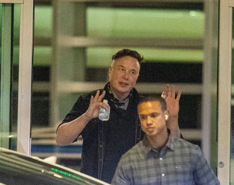 No Stepheson ističe drugu važnu odrednicu &bdquo; Nekako smo dosegli stanje u kojem mi kao dru&scaron;tvo od milijardera očekujemo da budu ti koji će rje&scaron;avati probleme&ldquo;, veli Stepheson, a daje i važno upozorenje  - Potpuni raspad nije nacrt za bolji svijet nego distopija prepuna upozorenja. 