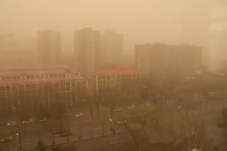 Klimatske promjene već izazivaju ratove i katastrofe, zrak i nebo u Pekingu je toliko zagađeno da je prilično slično onome u Blade Runneru. Korporacije su skupile toliku moć da neki, s osjetnom dozom sarkazma, ističu kako bi Facebook i Amazon trebali dobiti svoje mjestu u UN-u.  Kao u pravom romanu, sada se svijet bori i s pandemijom. 