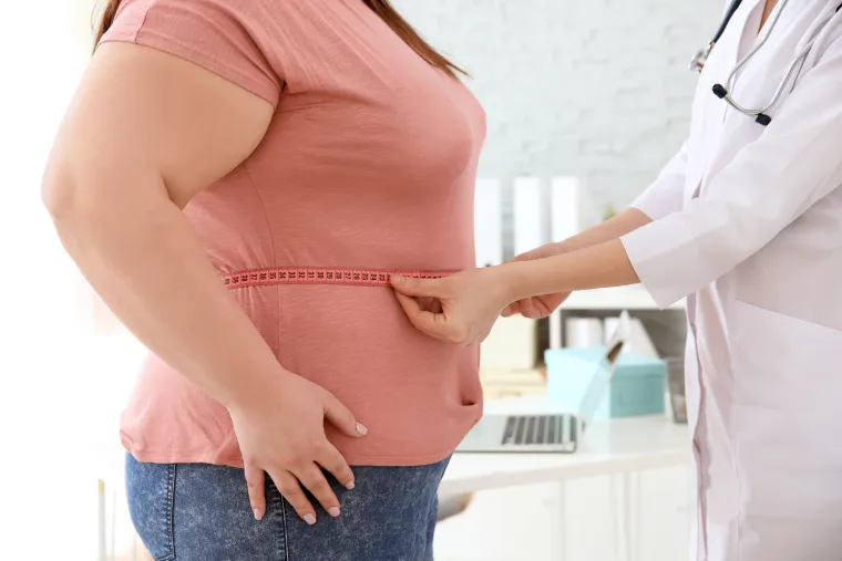 Poznato je da pretilost predisponira ljude mnogim popratnim bolestima. Zapravo postoji približno 236 medicinskih problema (uključujući 13 vrsta karcinoma) povezanih s pretilošću, prema Udruženju liječnika za pretilost. Uobičajene popratne bolesti onih koji su pretili uključuju: inzulinsku rezistenciju, dijabetes tipa 2, hipertenziju, dislipidemiju, kardiovaskularne bolesti, moždani udar, artritis, apneju u snu, bolest žučnog mjehura, hiperurikemiju, osteoartritis, određene vrste raka kao što su rak dojke i rak debelog crijeva, depresija.