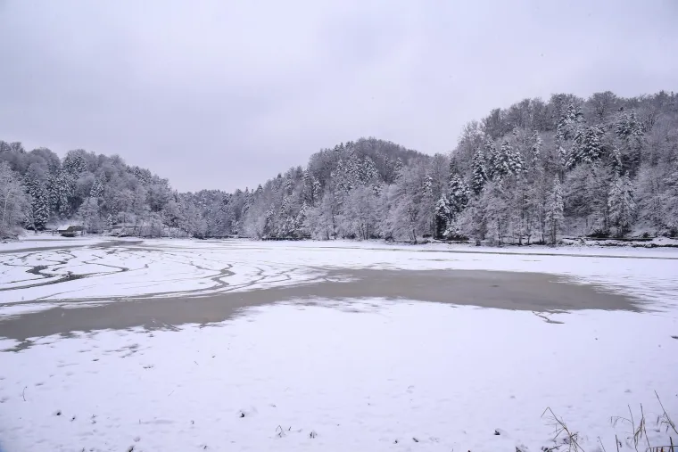 Ovo nisu radili punih 60 godina! Ispod snijega nazire se što se događa s jezerom popularnog dvorca