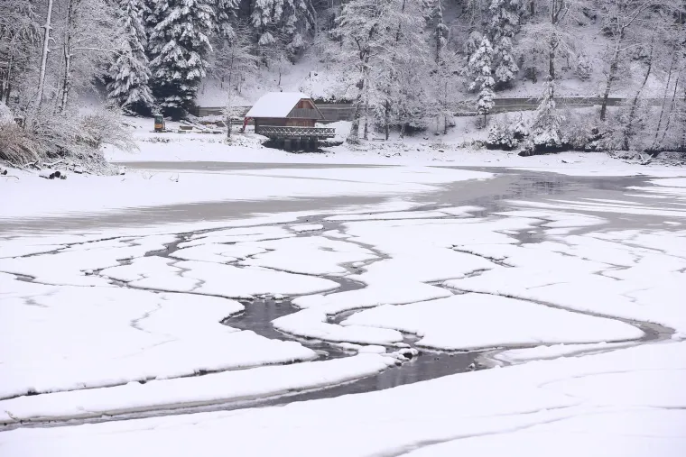 Ovo nisu radili punih 60 godina! Ispod snijega nazire se što se događa s jezerom popularnog dvorca