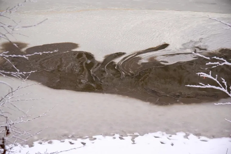 Ovo nisu radili punih 60 godina! Ispod snijega nazire se &scaron;to se događa s jezerom popularnog dvorca