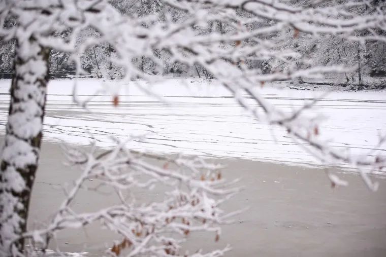 Ovo nisu radili punih 60 godina! Ispod snijega nazire se &scaron;to se događa s jezerom popularnog dvorca