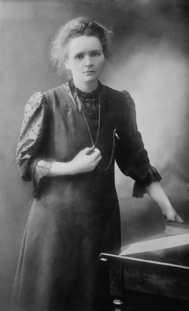U Prvom svjetskom ratu dobitnica Nobelove nagrade, fizičarka Marie Curie, razvila je mobilne rendgenske stanice za putovanje na prve crte bojišnice kao pomoć vojnim kirurzima i sprječavanje amputacija kada su udovi još bili netaknuti. Procjenjuje se da je više od milijun ranjenih vojnika rendgenski snimljeno njezinim jedinicama.