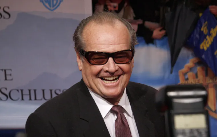 Jack Nicholson je odrastao vjerujući da mu je majka zapravo sestra. Njegova mama June imala je 17 godina i bila je neudata kada ga je rodila. Njezini roditelji pristali su odgajati Jacka kao svoje dijete, a June mu je glumila sestru. Novinari časopisa Time otkrili su to Jacku 1974. godine.