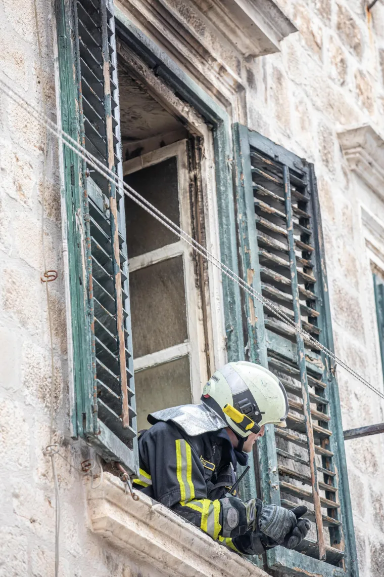 Evakuirali su tri osobe. Muškarac koji je spavao u trenutku požara, zadobio je opekline po nogama te je prebačen u Opću bolnicu Dubrovnik.