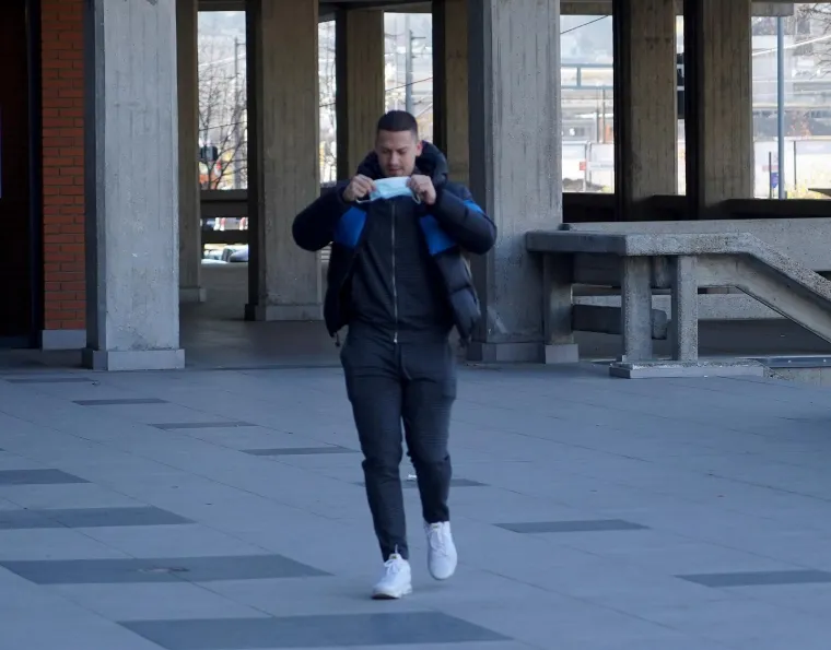 &quot;Večeras ću reći sve od srca. Za ovo sam saznao među prvima, jer su njeni prijatelji mene zvali i rekli mi da će me javno podržati istinom o cijelom događaju, ali ja sam odbio jer ne želim biti žrtva. Krivo mi je zbog toga što se dogodilo. Krivo mi je što nisam objavio da smo se pomirili i da smo postali prijatelji. Krivo mi je jer ljudi ne znaju razlog, a upiru prstom, ne daju mrtvima mir i poštovanje da bi skupili nekoliko lajkova, pregleda, sherova i moralnih poena, da bi ispunili svoju želju za osvetom, i to sve na najružniji mogući način. Nisam obrisao objave u vezi nje, da ne bude da bježim od svega ovoga, već sam htio dati svima mogućnost da pokažu svoje pravo lice, dok skupljaju pažnju na ovako tragičnom događaju. Sve objave u vezi nje će biti uklonjene, jer ne želim biti osoba koja će kvariti uspomenu na nju&quot;, kazao je.