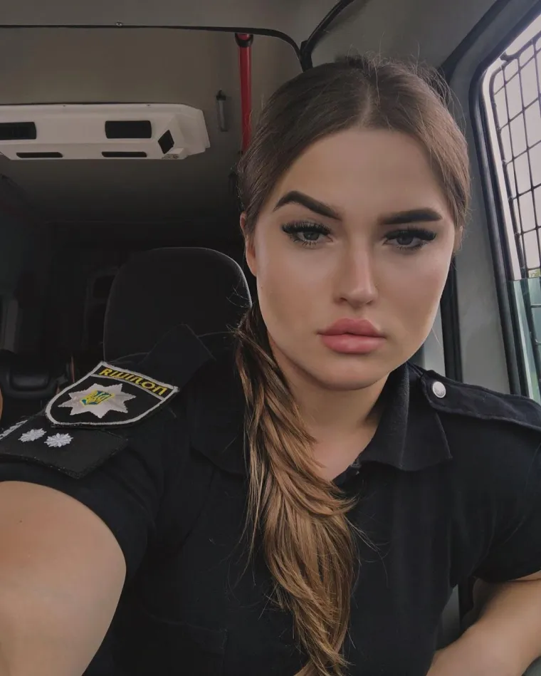 Zgodna policajka zaludjela brojne na društvenim mrežama, brzo ćete shvatiti zašto je zovu Mašina!