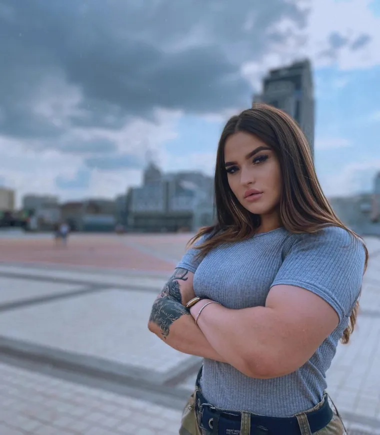 Zgodna policajka zaludjela brojne na društvenim mrežama, brzo ćete shvatiti zašto je zovu Mašina!