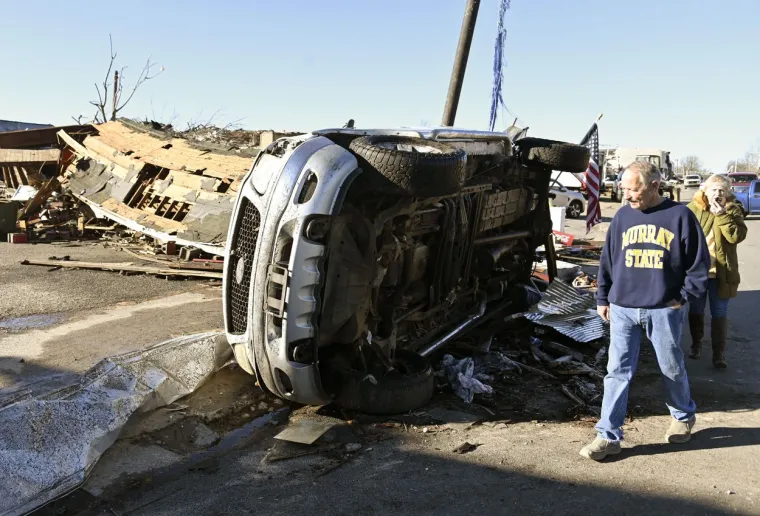 U Edwardsvilleu u Illinoisu tornado je pogodio Amazonovo skladi&scaron;te u kojem je poginulo najmanje &scaron;estero ljudi i zarobilo jo&scaron; uvijek nepoznati broj radnika. 