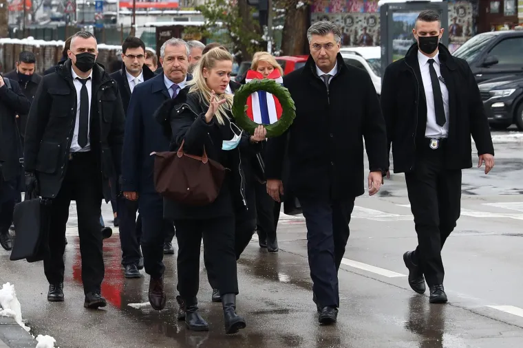 25-godišnja Suada Dilberović bila je studentica pete godine Medicinskog fakulteta, porijeklom iz Dubrovnika, a 34-godišnja Olga Sučić radila je kao službenica u Skupštini BiH