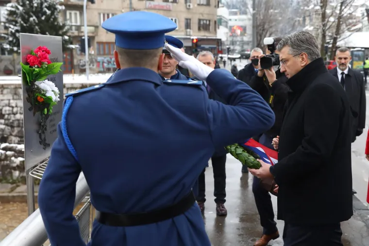 Na mostu stoji ploča na kojoj piše: Kap moje krvi poteče i Bosna ne presuši. 