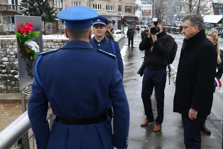 Taj most se povezuje s još jednim događajem iz ratnog Sarajeva. Na njemu su snajperskim hicima 18. svibnja 1993. godine ubijeni Boško Brkić i Admira Ismić, poznatiji kao &apos;sarajevski Romeo i Julija&apos;. Slika njihovih zagrljenih tijela na mostu obišla je svijet