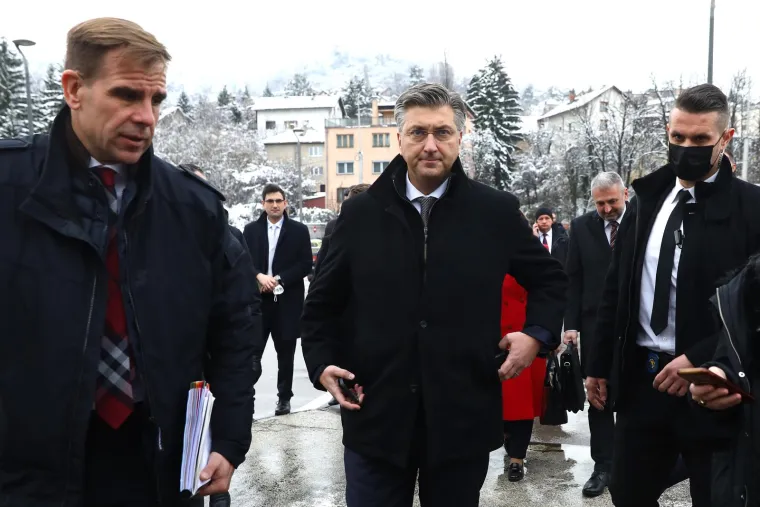 Stavio je cvijeće na Mostu Suade i Olge, a tu su ubijeni i sarajevski 'Romeo i Julija': Zašto se tako zove?