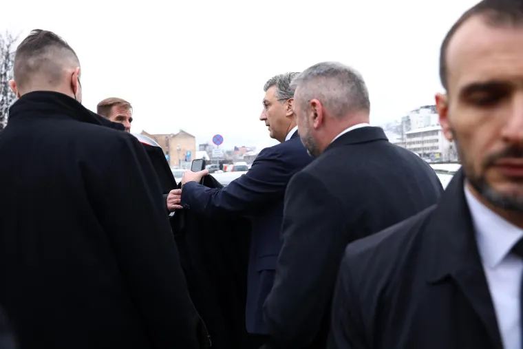 Stavio je cvijeće na Mostu Suade i Olge, a tu su ubijeni i sarajevski 'Romeo i Julija': Zašto se tako zove?