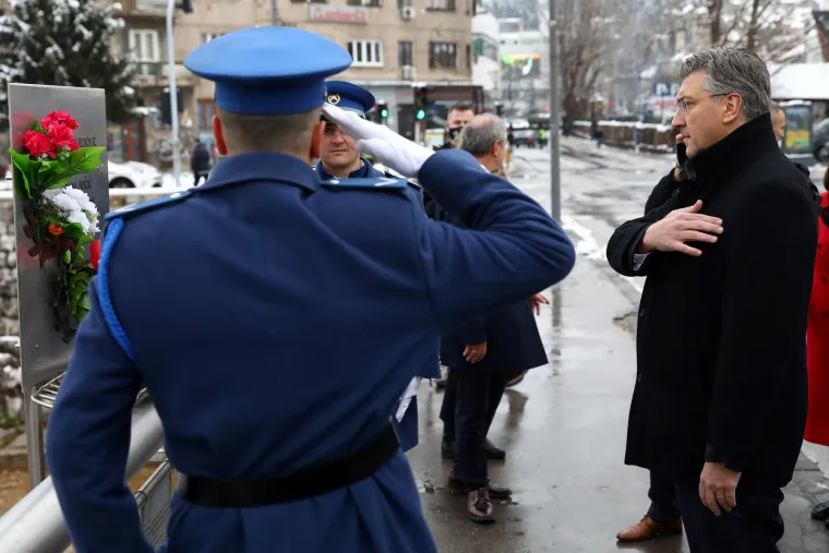 Stavio je cvijeće na Mostu Suade i Olge, a tu su ubijeni i sarajevski 'Romeo i Julija': Zašto se tako zove?