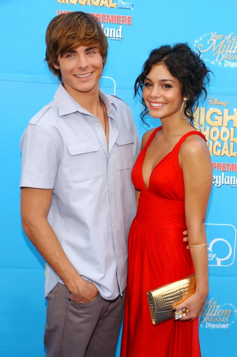 Na setu popularne franšize &quot;High School Musical&quot; upoznala je kolegu Zaca Efrona s kojim je bila u vezi od 2005. do 2010. godine, a njih su dvoje bili pravi primjer savršenog, mladog para koji je plijenio pažnju gdje god se pojavio. No, u prosincu 2010. godine, dogodio se prekid koji je prošao relativno mirno i bez prevelikih medijskih senzacija. &quot;Nije bilo ništa dramatično niti im je presudila treća osoba&quot;, otkrio je tada nepoznati izvor za E! News.