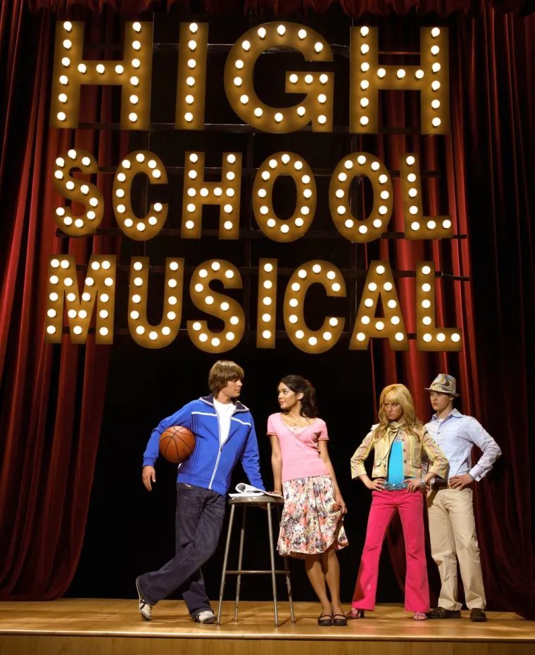 Potkraj siječnja 2006. godine Disney Channel prvi je put izbacio film &quot;High School Musical&quot; i to je ujedno jedan od Disneyjevih najuspješnijih filmova svih vremena. Redatelj filma je Kenny Ortega, koreograf najpoznatiji po svom radu u popularnom ljubiću &quot;Prljavi ples&quot;.

