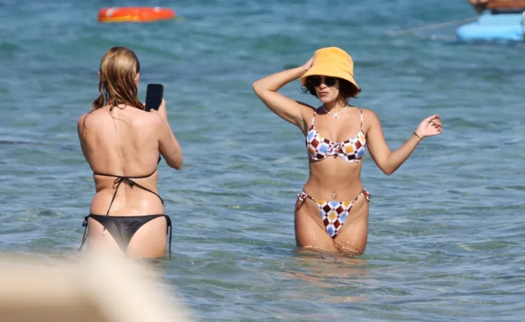 Već tijekom snimanja prvog filma Vanessa se zaljubila u partnera Zaca Efrona, objavila je prvi album i kupila kuću na Beverly Hillsu. Mediji su je rado uspoređivali s Paris Hilton, no za razliku od nje, Vanessa je sama zaradila svoj imetak. Iako su je hvalili zbog nenametljive elegancije, sve su zasjenile gole fotke koje je umjesto Zaca, vidio čitav svijet.